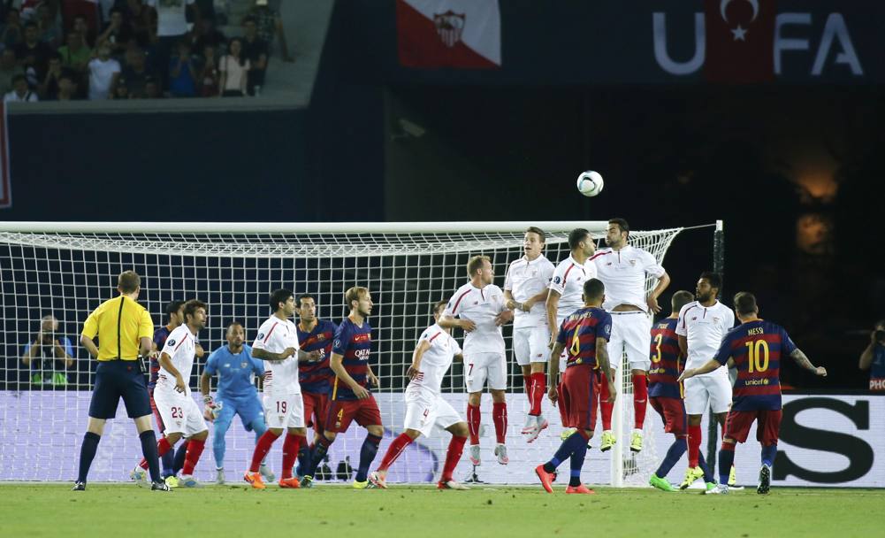 Messi fa 1-1 su punizione al 7&#39;. Reuters